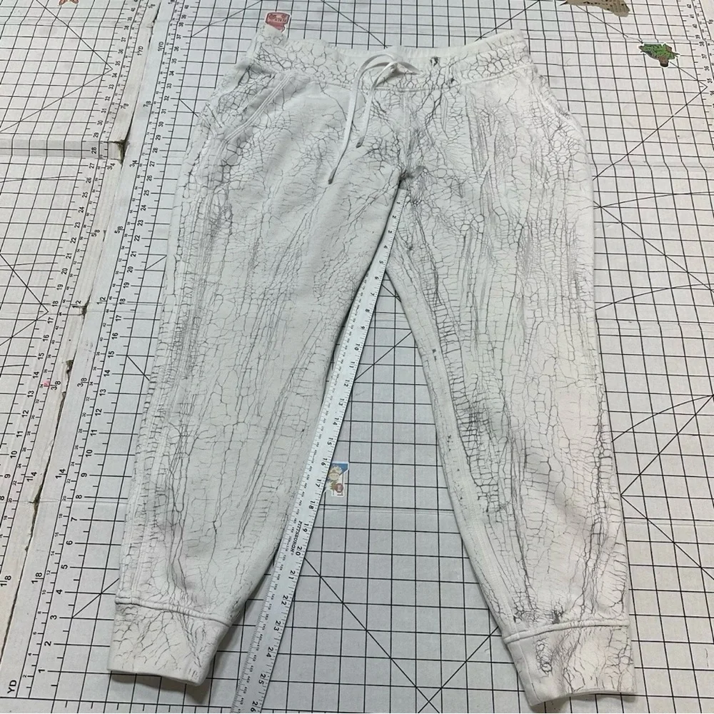 Lululemon sz 12 cracked print drawstring joggers A42
